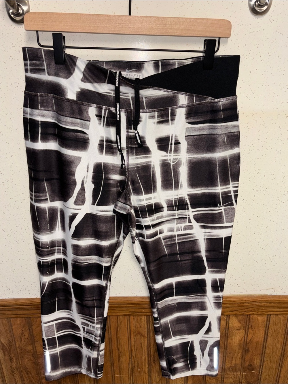 Nike - Dri-FIT Performance crop Leggings. (Size Large)